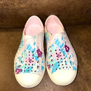 Native Kids Water Shoes - Pink and Blue Floral